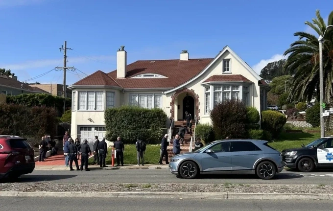 Cảnh sát điều tra làm nhiệm vụ trước căn nhà của vợ chồng Ocheltree và Truong ở San Francisco. Ảnh: KRON 4