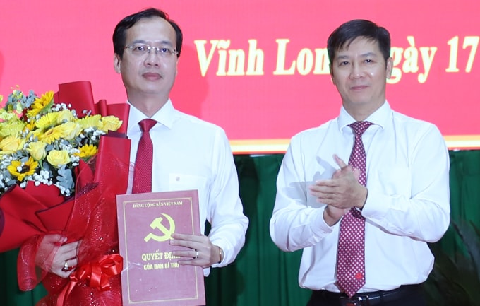 Ông Nguyễn Thành Tâm, Phó ban Tổ chức Trung ương trao quyết định của Ban Bí thư cho ông Trần Trí Quang, chiều 17/11. Ảnh: An Bình