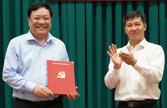 Ông Nguyễn Thành Tâm (phải), Phó ban Tổ chức Trung ương trao quyết định của Ban Bí thư cho ông Phạm Thành Ngại. Ảnh: Hoàng Nam