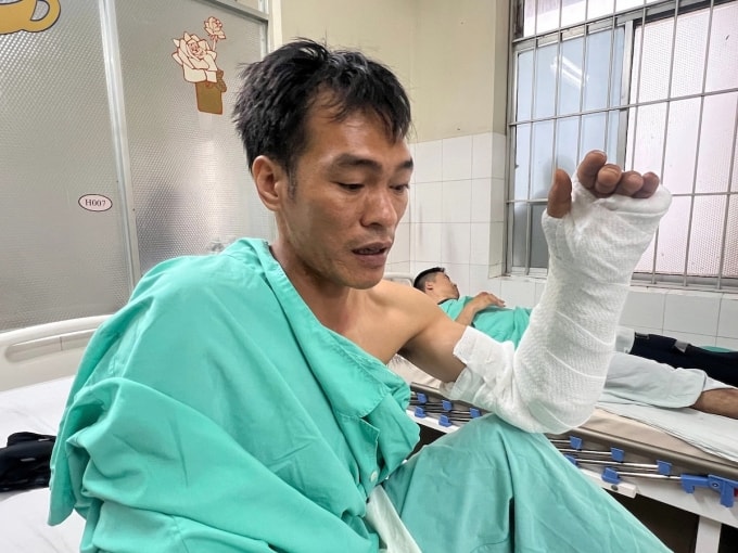 Ông Nguyễn Long Cương kể lại thời điểm xe gặp nạn. Ảnh: Bùi Toàn