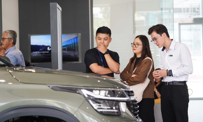 Khách hàng tham khảo xe tại một đại lý Kia ở TP HCM. Ảnh: Thành Nhạn