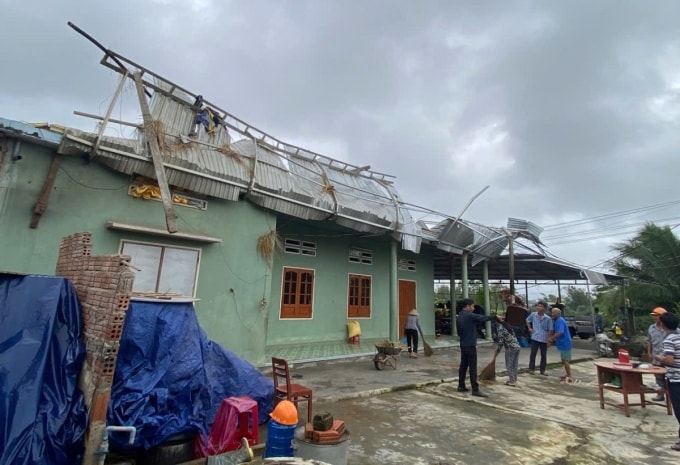 Lốc xoáy làm tốc mái tôn ở phường Nguyễn Nghiêm. Ảnh: Nguyễn Thịnh