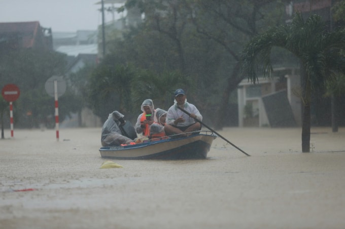 Ngập lụt tại TP Huế, tháng 10/2025. Ảnh: Võ Thạnh