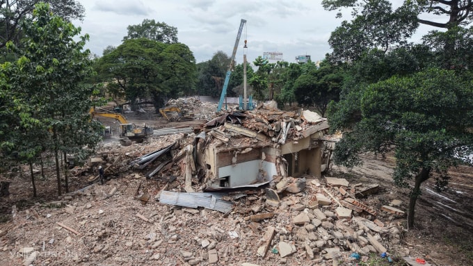 Một biệt thự trên khu đất số 1 Lý Thái Tổ đang được tháo dỡ. Ảnh: Thanh Tùng