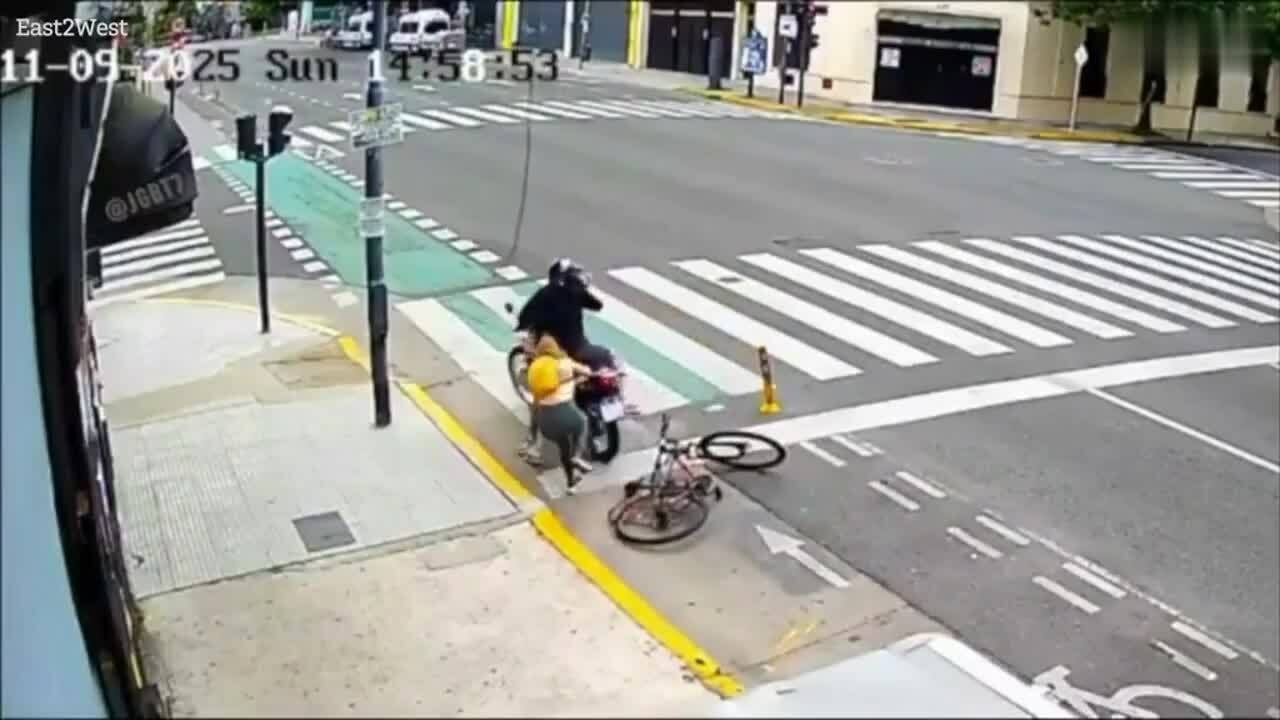 Nữ du khách chống trả hai kẻ giật điện thoại