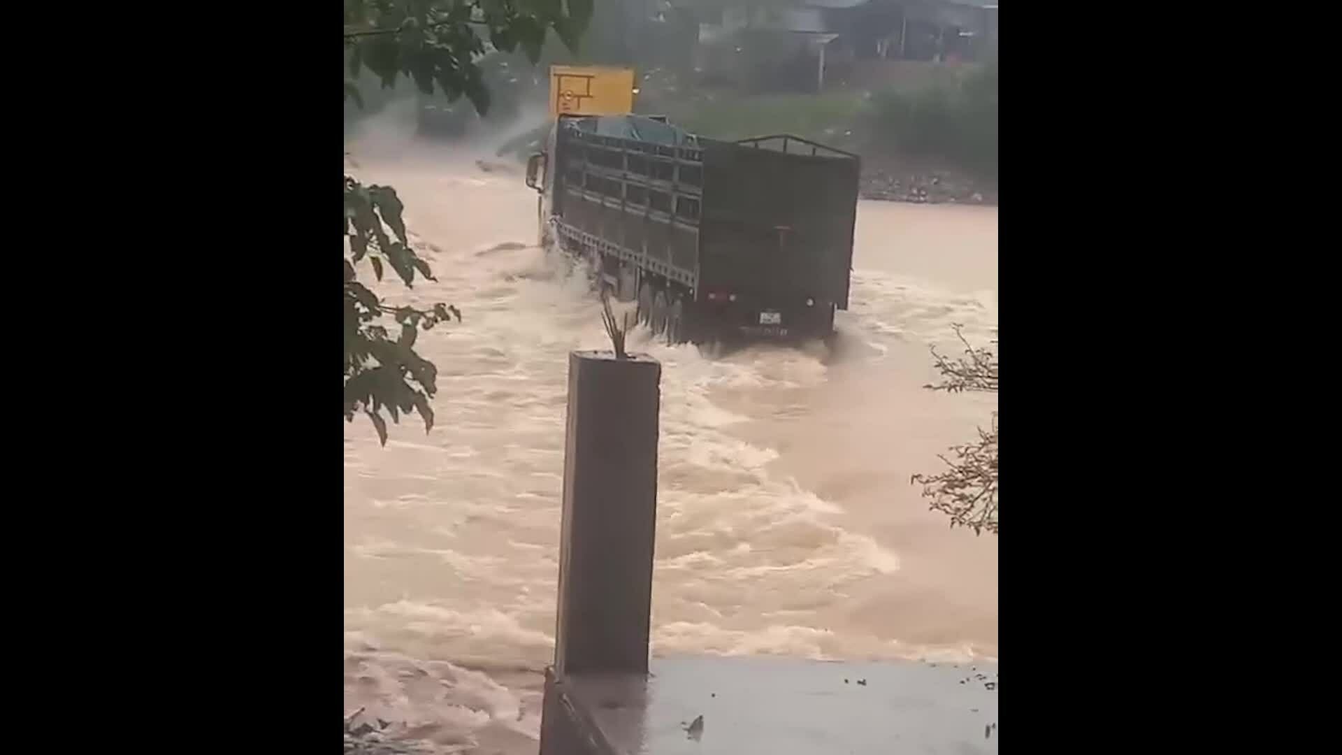 Xe đầu kéo bị lũ cuốn