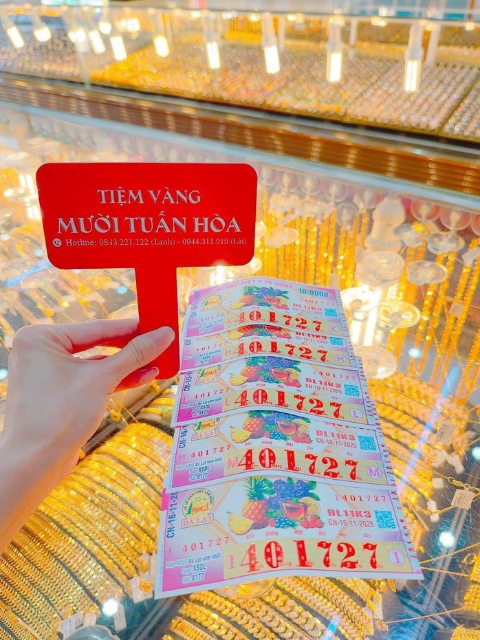 Xổ số miền Nam: Tiệm vàng và đại lý vé số cùng đổi thưởng giải đặc biệt - Ảnh 1.