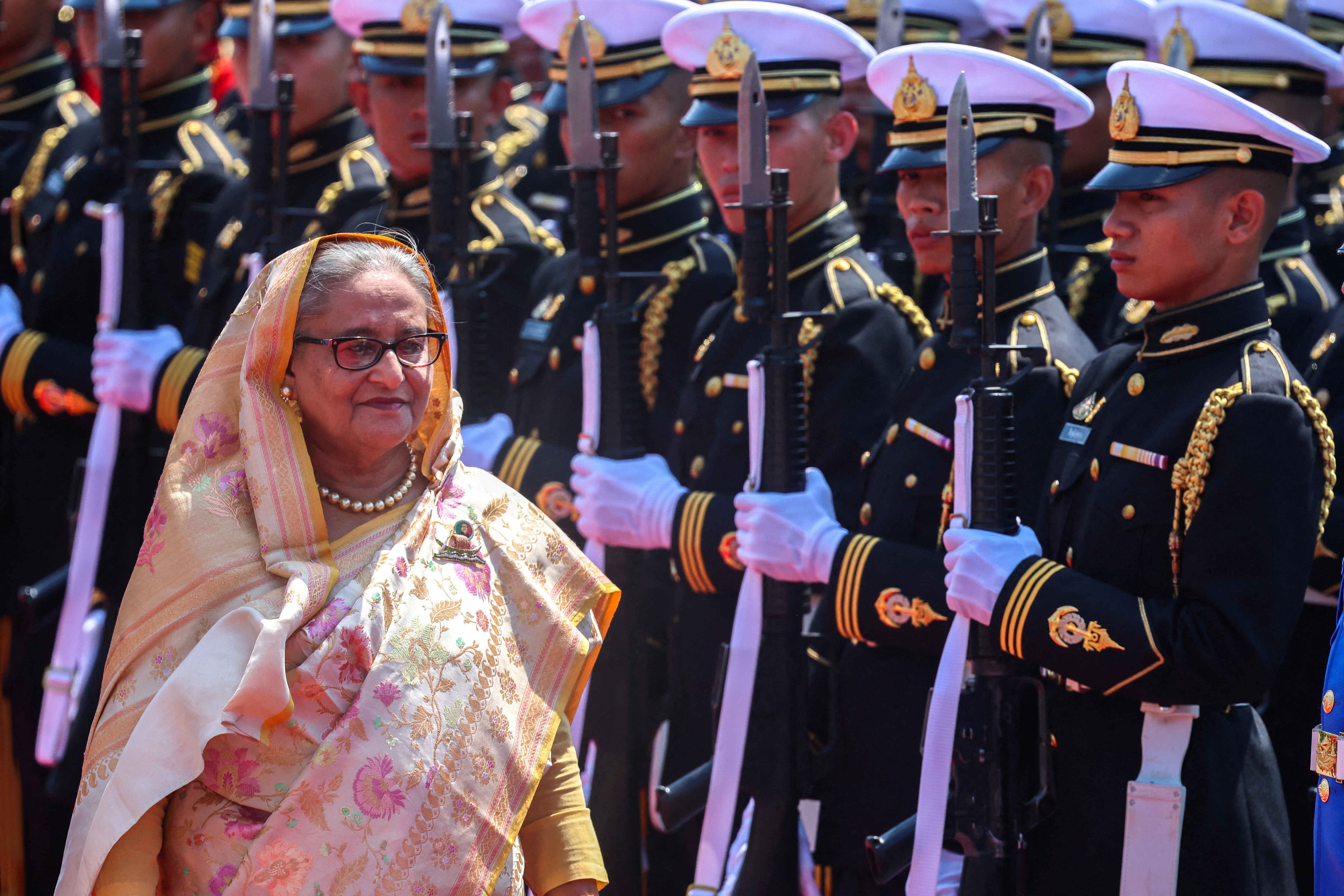 Cựu Thủ tướng Bangladesh Sheikh Hasina duyệt đội danh dự tại Nhà Chính phủ trong chuyến thăm Thái Lan, Bangkok, ngày 26/4/2024. (Ảnh tư liệu: REUTERS/Athit Perawongmetha)