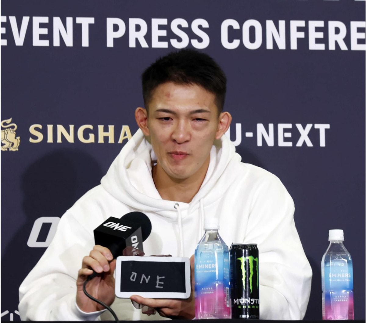 Noira bật khóc khi cầm món quà do con trai tặng