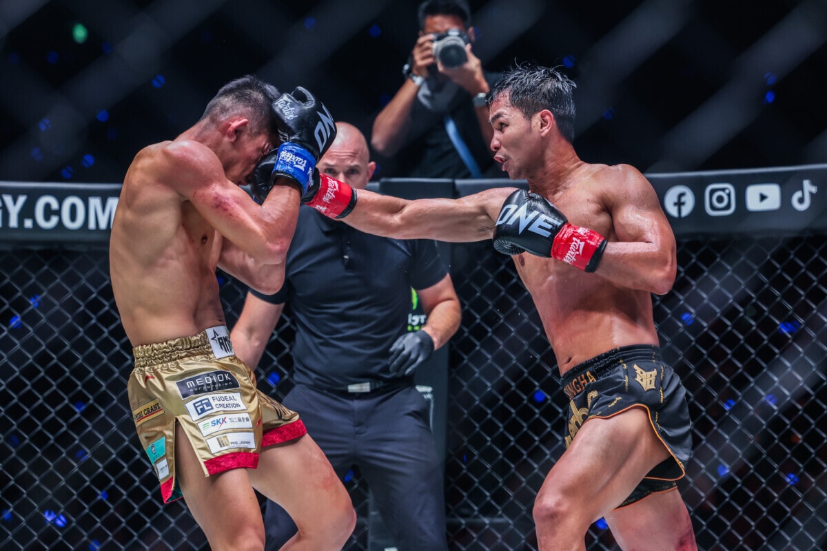 Masaaki Noiri trúng đòn của Superbon