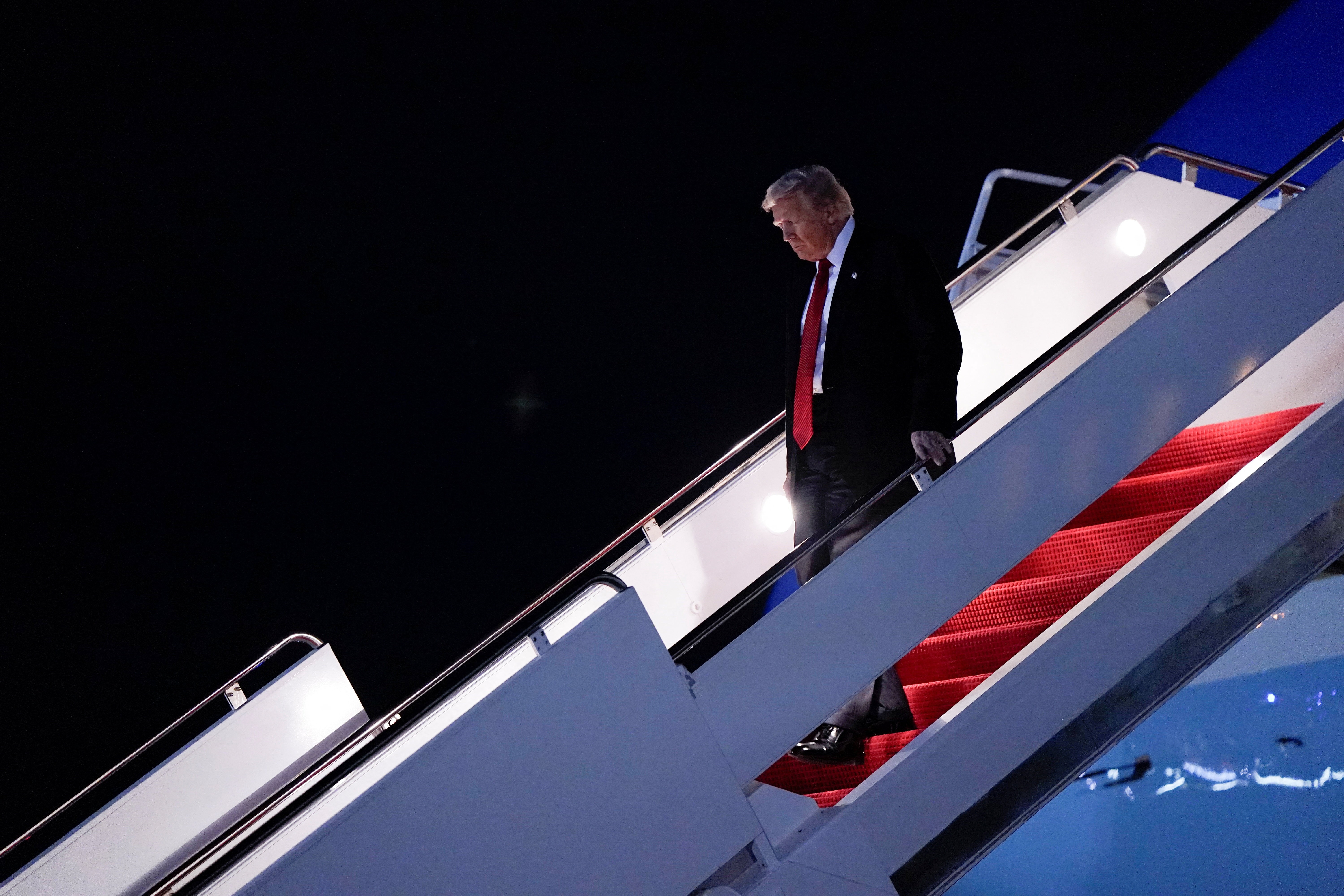 Tổng thống Trump bước xuống từ chuyên cơ Không lực Một. (Ảnh: REUTERS)