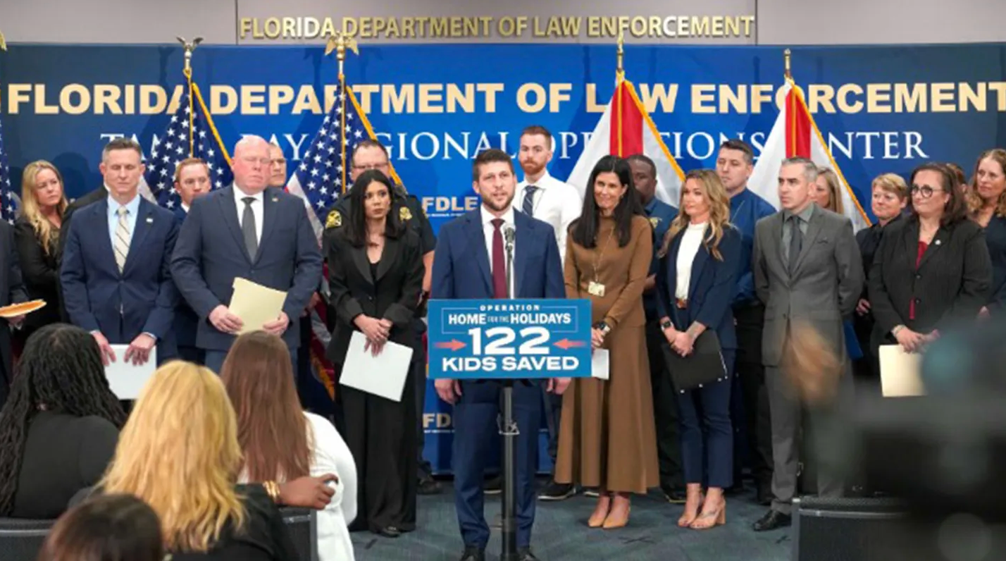 Quan chức bang Florida tại buổi họp báo công bố kết quả giải cứu 122 trẻ em mất tích. (Ảnh: Fox News)