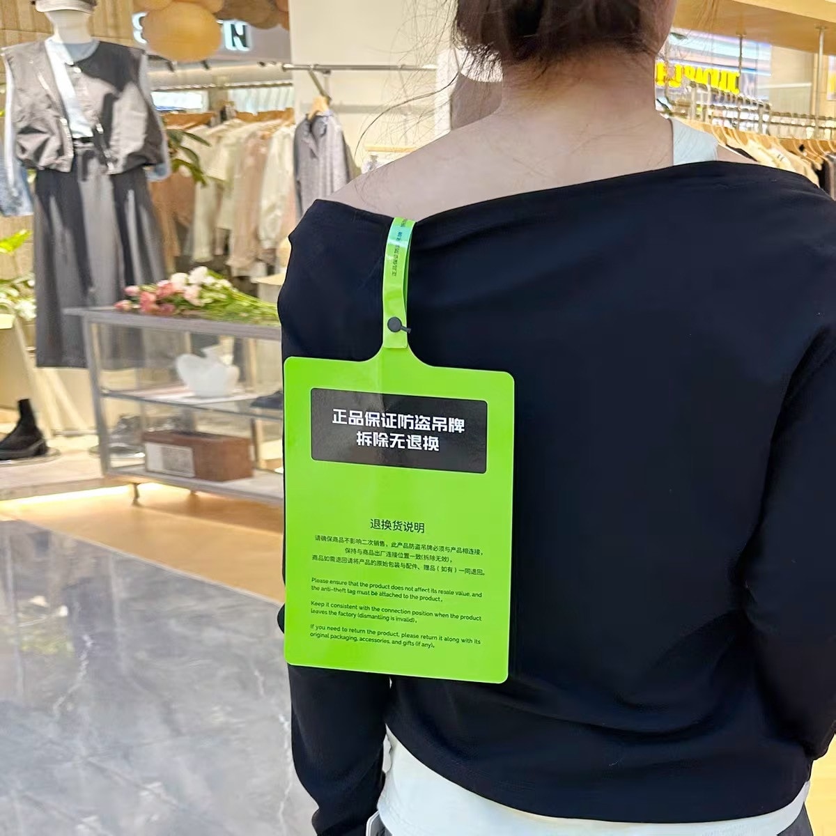 Ngoài kích thước lớn, những nhãn quần áo khổ A4 này còn được làm từ chất liệu cứng và nổi bật, gây khó chịu khi mặc. (Ảnh: Taobao/Yaoqian Printing)