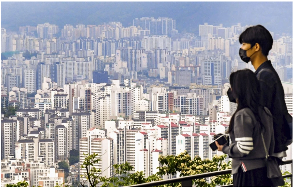 Thị trường việc làm ảm đạm, giá nhà vẫn tăng nhanh là hai yếu tố khiến thanh niên Hàn Quốc thấy một tương lai no đủ nằm ngoài tầm với. Ảnh: Insider.