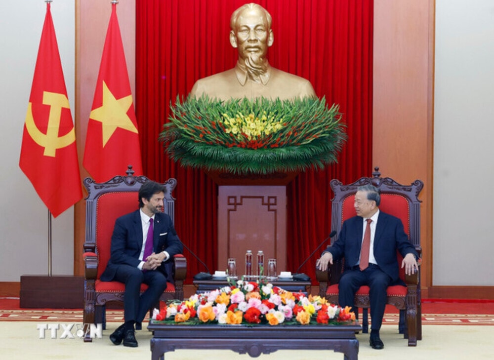 Tổng Bí thư Tô Lâm tiếp ông Robert Kalinak, Phó Thủ tướng, Bộ trưởng Quốc phòng Slovakia. (Ảnh: Thống Nhất/TTXVN)