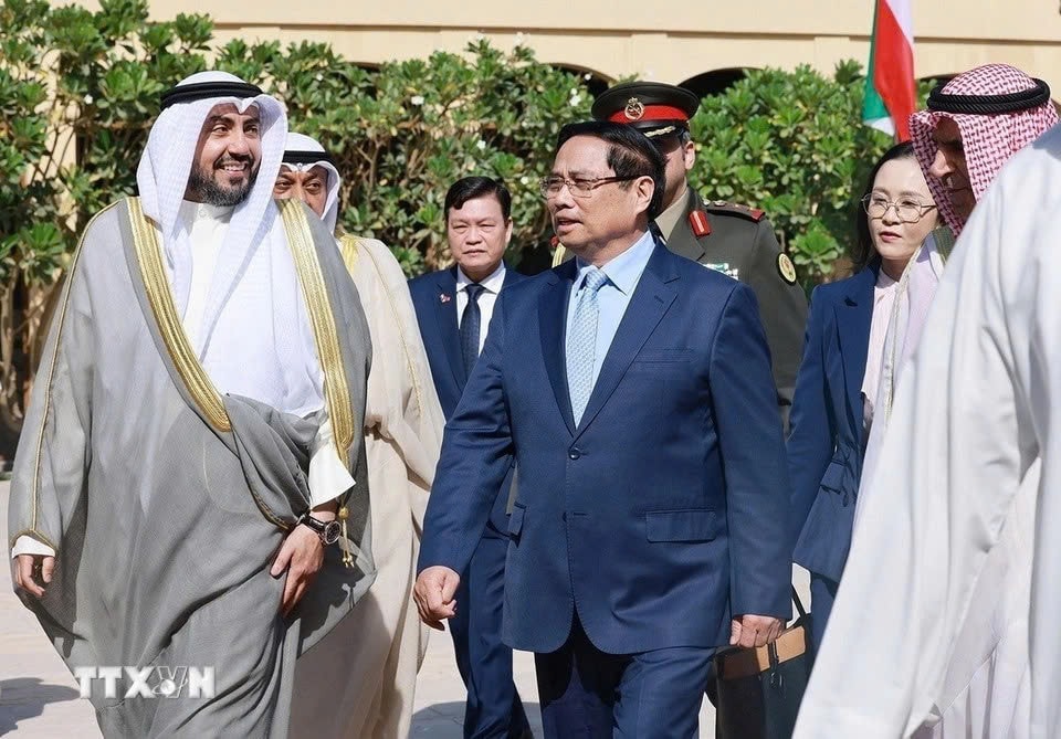 Thủ tướng Phạm Minh Chính đến thăm Học viện Ngoại giao Kuwait. (Ảnh: TTXVN)