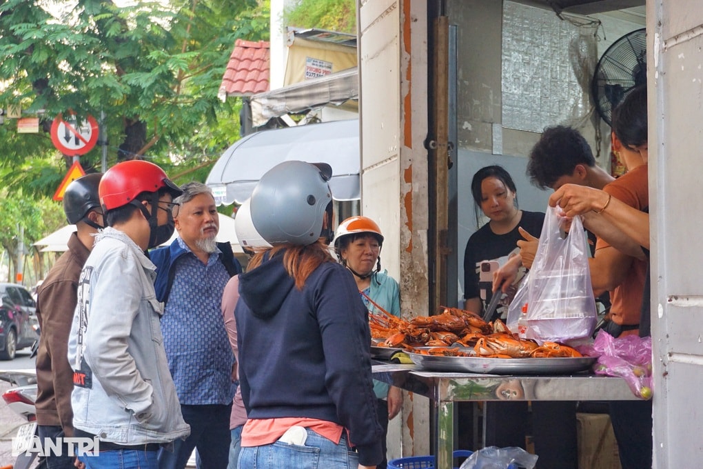 TPHCM: Quán vỉa hè bán tôm hùm như nhà hàng, tiền triệu khách vẫn xếp hàng - 3 TPHCM: Quán vỉa hè bán tôm hùm như nhà hàng, tiền triệu khách vẫn xếp hàng - 3
