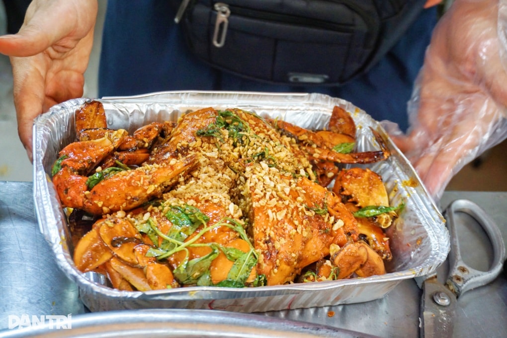 TPHCM: Quán vỉa hè bán tôm hùm như nhà hàng, tiền triệu khách vẫn xếp hàng - 5 TPHCM: Quán vỉa hè bán tôm hùm như nhà hàng, tiền triệu khách vẫn xếp hàng - 5