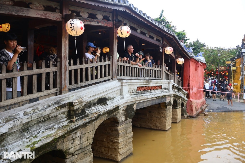 Chiêu độc lạ thu hút du khách khi nước lụt về - 3