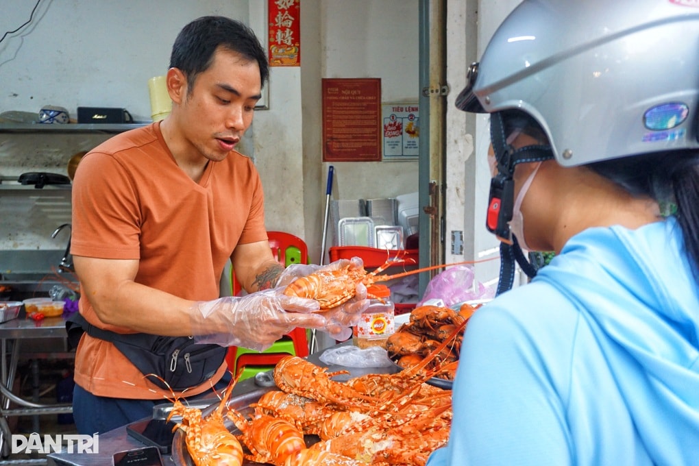 TPHCM: Quán vỉa hè bán tôm hùm như nhà hàng, tiền triệu khách vẫn xếp hàng - 1 TPHCM: Quán vỉa hè bán tôm hùm như nhà hàng, tiền triệu khách vẫn xếp hàng - 1