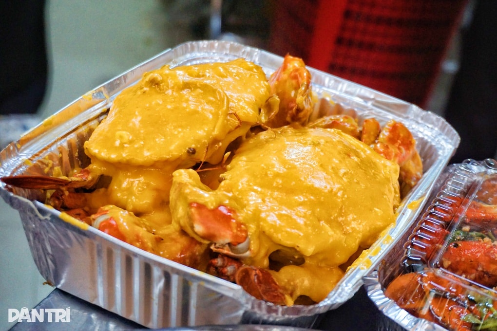 TPHCM: Quán vỉa hè bán tôm hùm như nhà hàng, tiền triệu khách vẫn xếp hàng - 4 TPHCM: Quán vỉa hè bán tôm hùm như nhà hàng, tiền triệu khách vẫn xếp hàng - 4