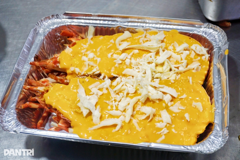 TPHCM: Quán vỉa hè bán tôm hùm như nhà hàng, tiền triệu khách vẫn xếp hàng - 2 TPHCM: Quán vỉa hè bán tôm hùm như nhà hàng, tiền triệu khách vẫn xếp hàng - 2