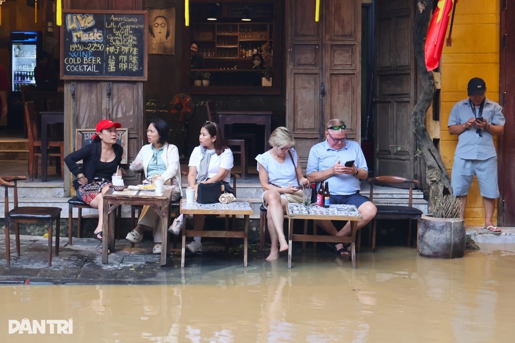 Chiêu độc lạ thu hút du khách khi nước lụt về - 1