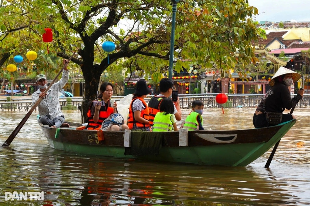 Chiêu độc lạ thu hút du khách khi nước lụt về - 2