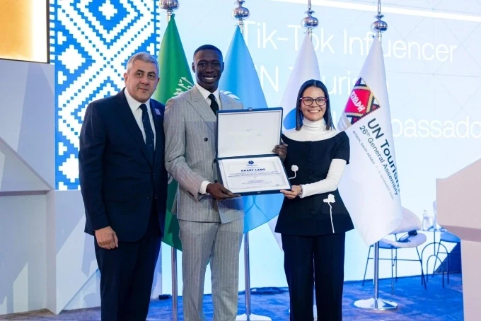 Khaby Lame và thành viên của Tổ chức Du lịch Thế giới của Liên Hợp Quốc. Ảnh: UN Tourism