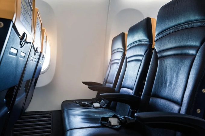 Vị trí ngồi trên máy bay lệch cửa sổ. Ảnh: Inside Hook
