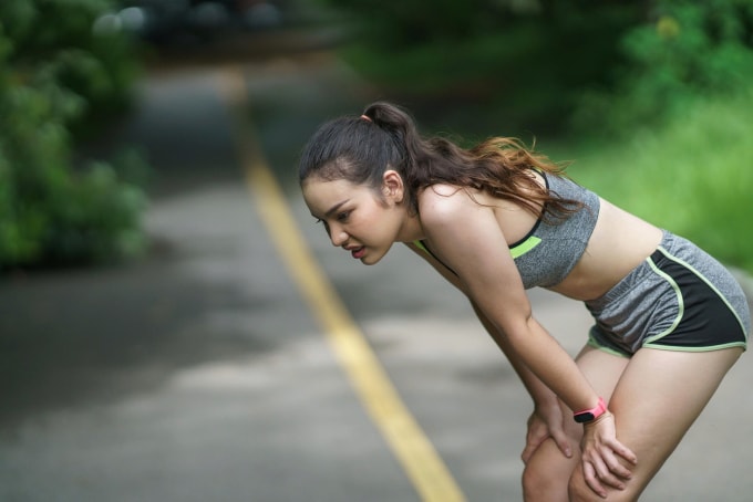 Ngứa da là hiện tượng thường thấy ở runner mới hoặc người vừa quay lại tập sau thời gian dài. Ảnh: Freepik