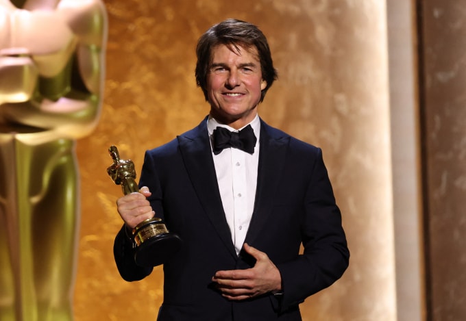 Tài tử Tom Cruise trên sân khấu lễ trao giải Governors Awards 2025. Ảnh: AFP