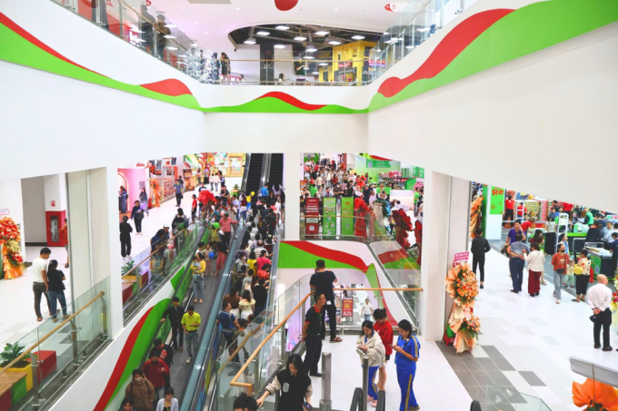 Khách hàng đến mua sắm tại trung tâm thương mại trong ngày khai trương. Ảnh: MM Mega Market