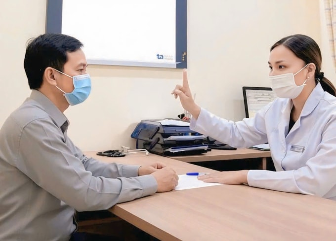 Bác sĩ khám, đánh giá tình trạng của anh Minh khi tái khám. Ảnh: Bệnh viện Đa khoa Tâm Anh