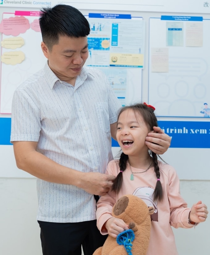 Ảnh 1 - Hình ảnh bé Hà Vi bên cạnh cha trong ngày trở về Vinmec - Ngôi nhà đầu tiên của bé.