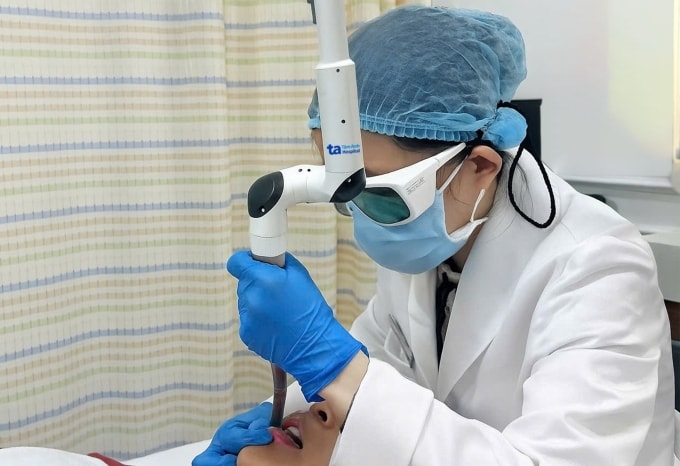 Bác sĩ sử dụng laser Er:YAG xung dài làm hồng môi tự nhiên cho chị Hường. Ảnh: Bệnh viện Đa khoa Tâm Anh