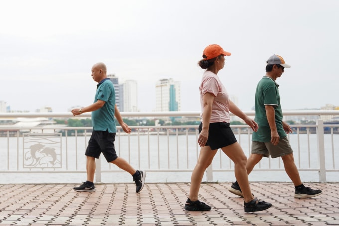 Dành 30-45 phút mỗi ngày đi bộ nhanh giúp tăng cường sức khỏe toàn diện. Ảnh: Nguyễn Đông