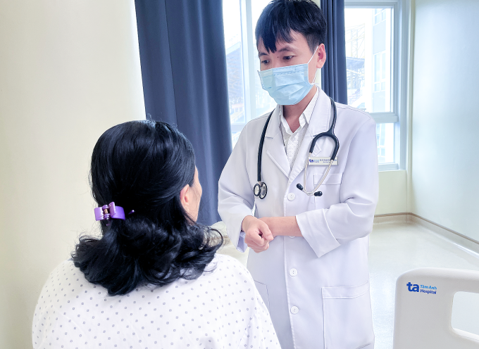 Bác sĩ Luân căn dặn bệnh nhân tuân thủ phác đồ điều trị lao để ngăn bệnh tái phát. Ảnh: Hạ Vũ