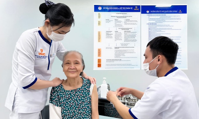 Người cao tuổi tiêm vaccine trước chuyến đi thăm con cháu dịp cuối năm, kết hợp đi du lịch. Ảnh: Diệu Thuần