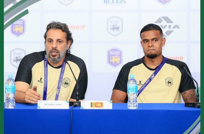 HLV đội tuyển Sri Lanka Abdullah Al Mutairi (trái) tham dự họp báo trước trận gặp Thái Lan ở lượt năm bảng D vòng loại cuối Asian Cup 2027, tại LĐBĐ Sri Lanka chiều 17/11/2025. Ảnh: Football Sri Lanka.