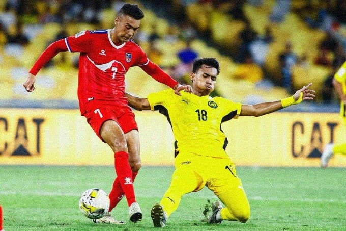 Malaysia (áo vàng) thắng Nepal 1-0 ở lượt thứ 5 bảng F vòng loại cuối Asian Cup 2027 trên sân Bukit Jalil tối 18/11. Ảnh: FAM
