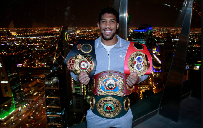 Anthony Joshua cùng các đai vô địch hạng nặng thế giới IBF, WBA, WBO và IBO sau trận thắng Andy Ruiz Jr. tại Riyadh, Arab Saudi ngày 8/12/2019. Ảnh: Reuters