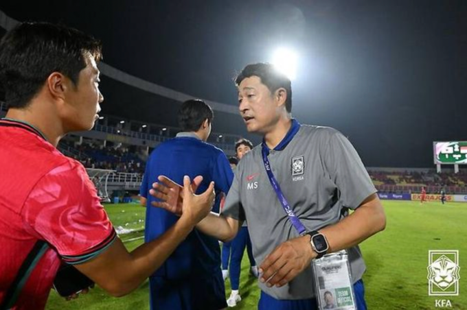 HLV Lee Min-sung (phải) bắt tay học trò sau khi Hàn Quốc thắng Indonesia 1-0 ở lượt cuối bảng J vòng loại U23 châu Á 2026, trên sân Gelora Delta, Indonesia ngày 9/9/2025. Ảnh: KFA.
