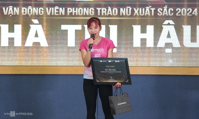 Hà Hậu phát biểu sau khi nhận giải VĐV phong trào nữ xuất sắc tại VnExpress Runners of The Year 2024. Ảnh: Hiếu Lương