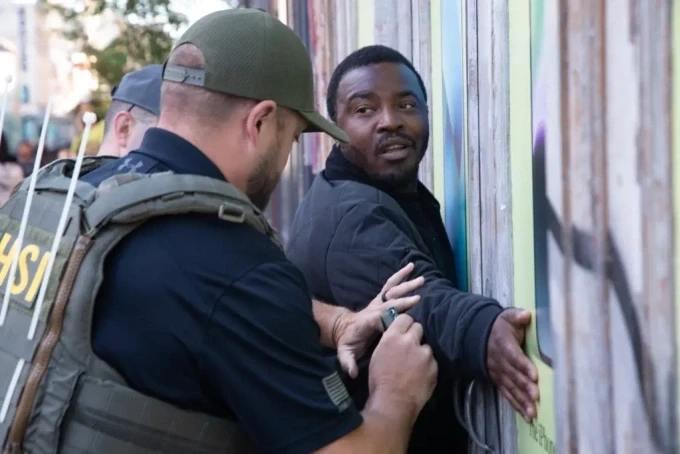 Đặc vụ liên bang bắt một tiểu thương trên phố Canal trong cuộc truy quét cuối tháng 10. Ảnh: NYP