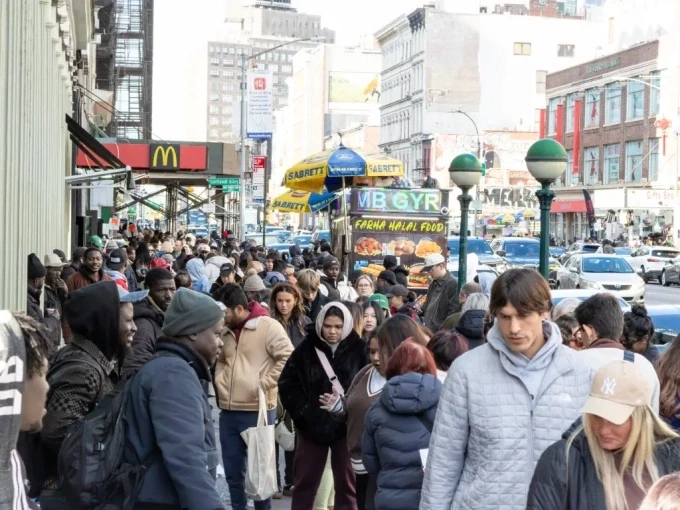 Người dân địa phương đi dạo, mua sắm trên phố Canal, New York. Ảnh: NYP