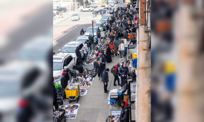 Phố Canal ở New York tràn ngập sạp bán hàng rong, đồ nhái. Ảnh: NYP