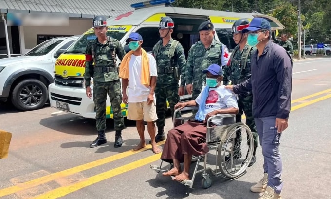 Lim Sameng (áo trắng, quàng khăn da cam) cùng một tù binh Campuchia được Thái Lan trao trả hồi tháng 7. Ảnh: Nation Thailand