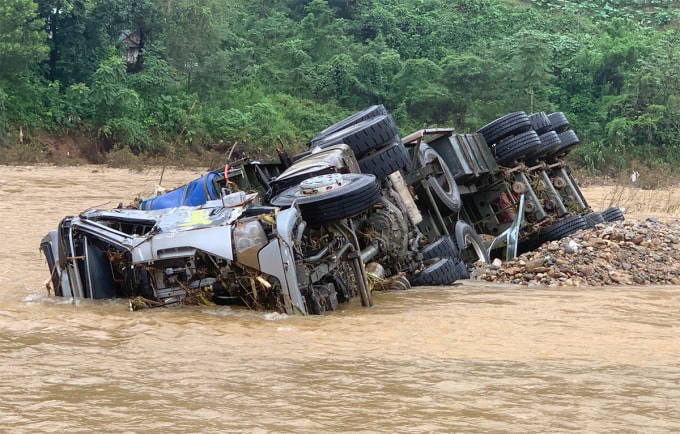 Xe đầu kéo bị nước đẩy trôi nằm trên bãi bồi giữa sông. Ảnh: Minh Phạm