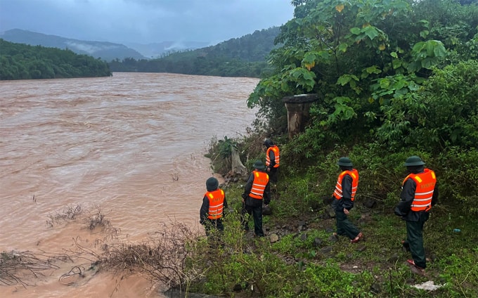 Đồn Biên phòng cửa khẩu quốc tế La Lay chia thành nhiều tổ tìm kiếm từ chiều hôm qua đến chiều nay. Ảnh: Hoài Nam